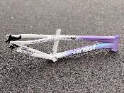 - Cadre Atome EXPERT 19,5 Violet / Blanc